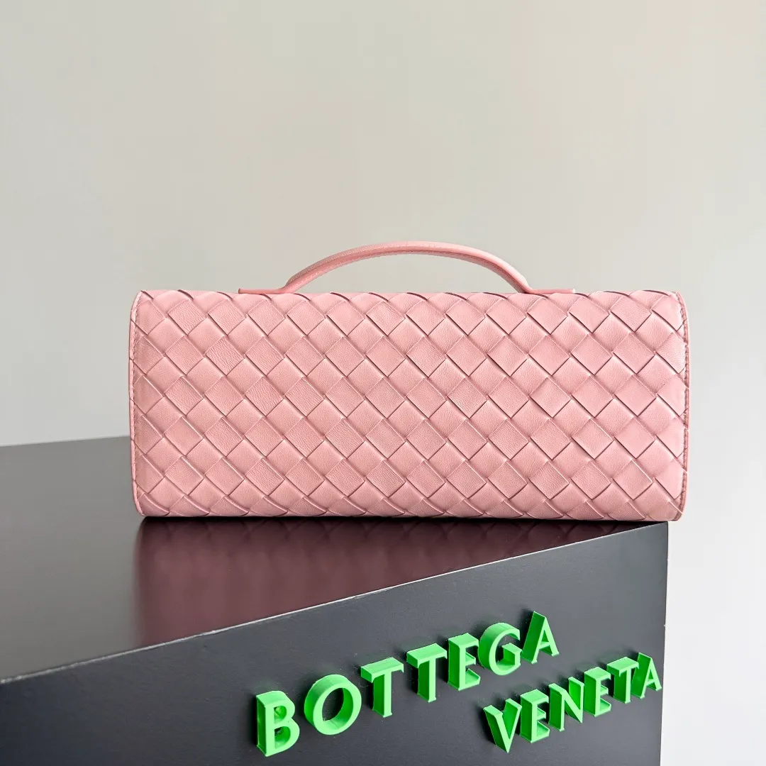 The batch of 1360 BV Andiamo evening handbags has been heavily planted again~ The designer aesthetics in the era of economic downturn are back. I fall in love with it at first sight and can't put it down. It's so beautiful and full of aura. The shape and texture are very competitive. It's light in weight and has sufficient capacity. It's a must-have for fashionistas. It's suitable for many occasions, minimalist, high-end and light luxury. Model No.: 741511 Size: 31*13*3cm